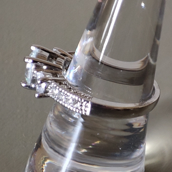 Cubic Zirconia Silvertone Rhodium Plate Engagement Solitaire Ring Size 7 1/2 NEW - Picture 4 of 5